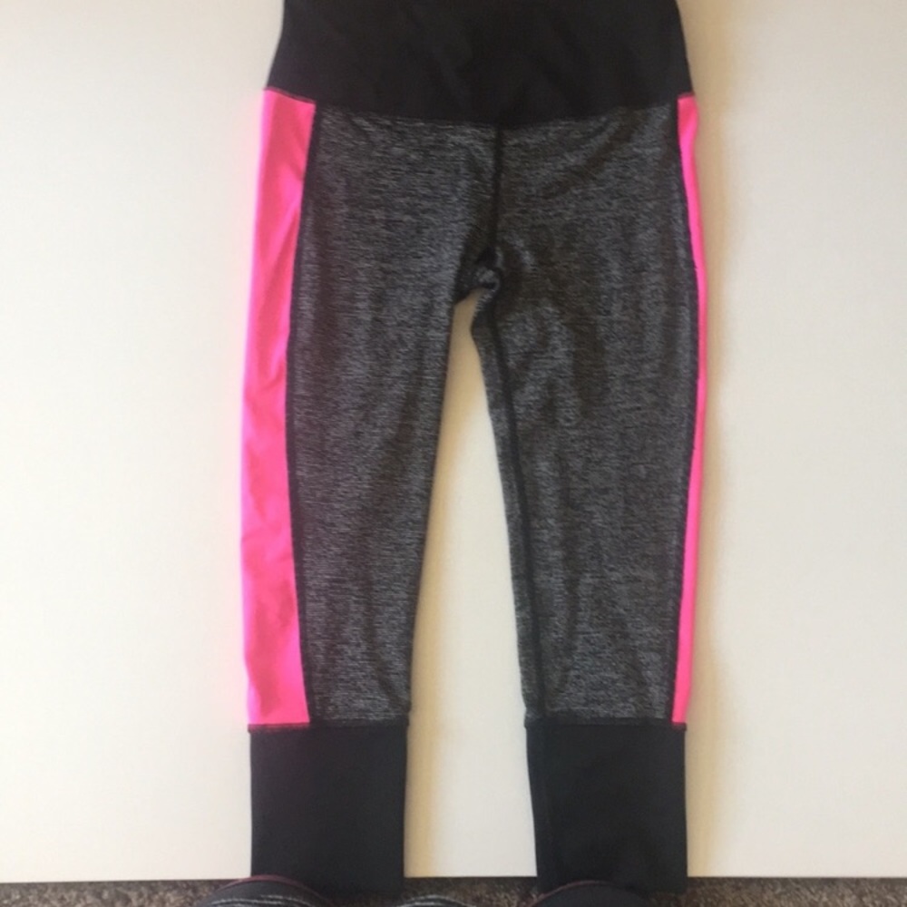 Victoria’s Secret • VSX Sport Cropped Leggings